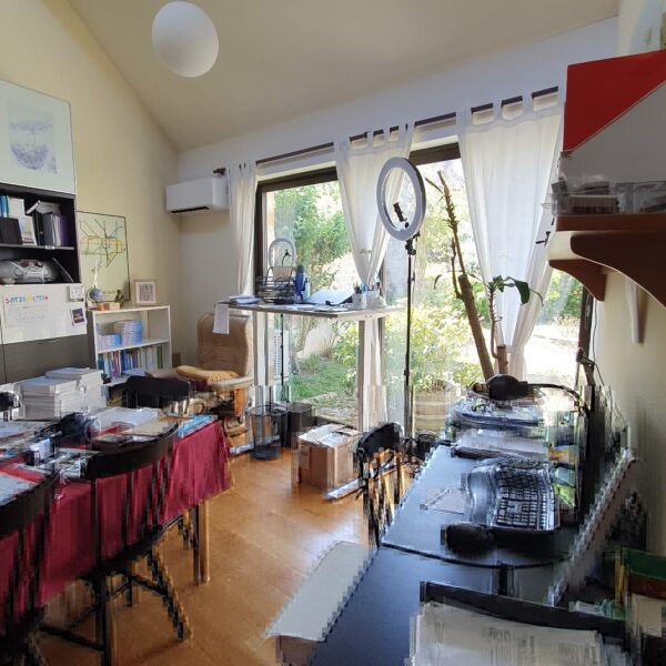 Bureau très encombré. Mais 3 mois pour désencombrer arrangeront ça.